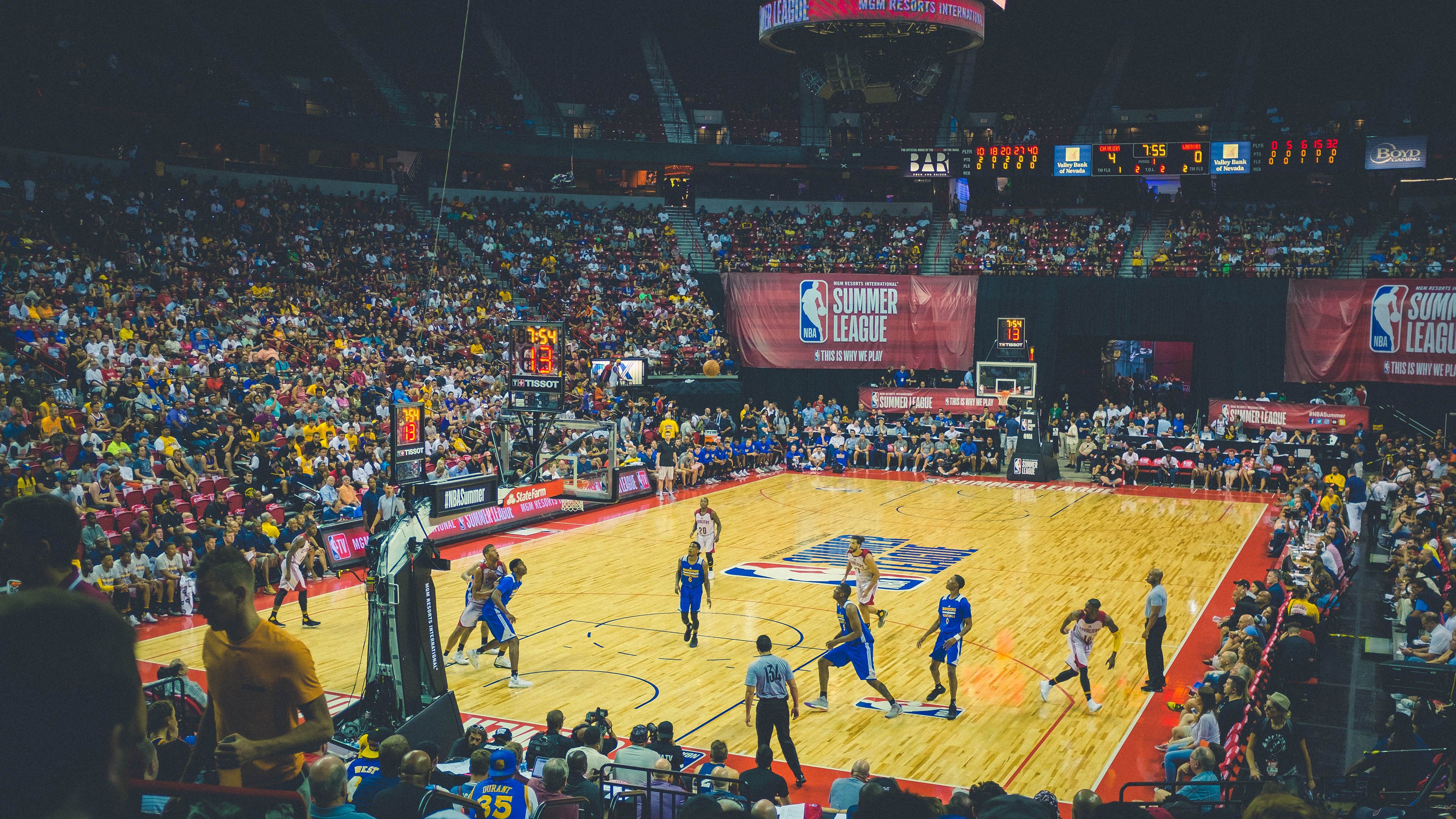 足球赛事舞美包装趋向视觉升级创新,舞台足球表演动作