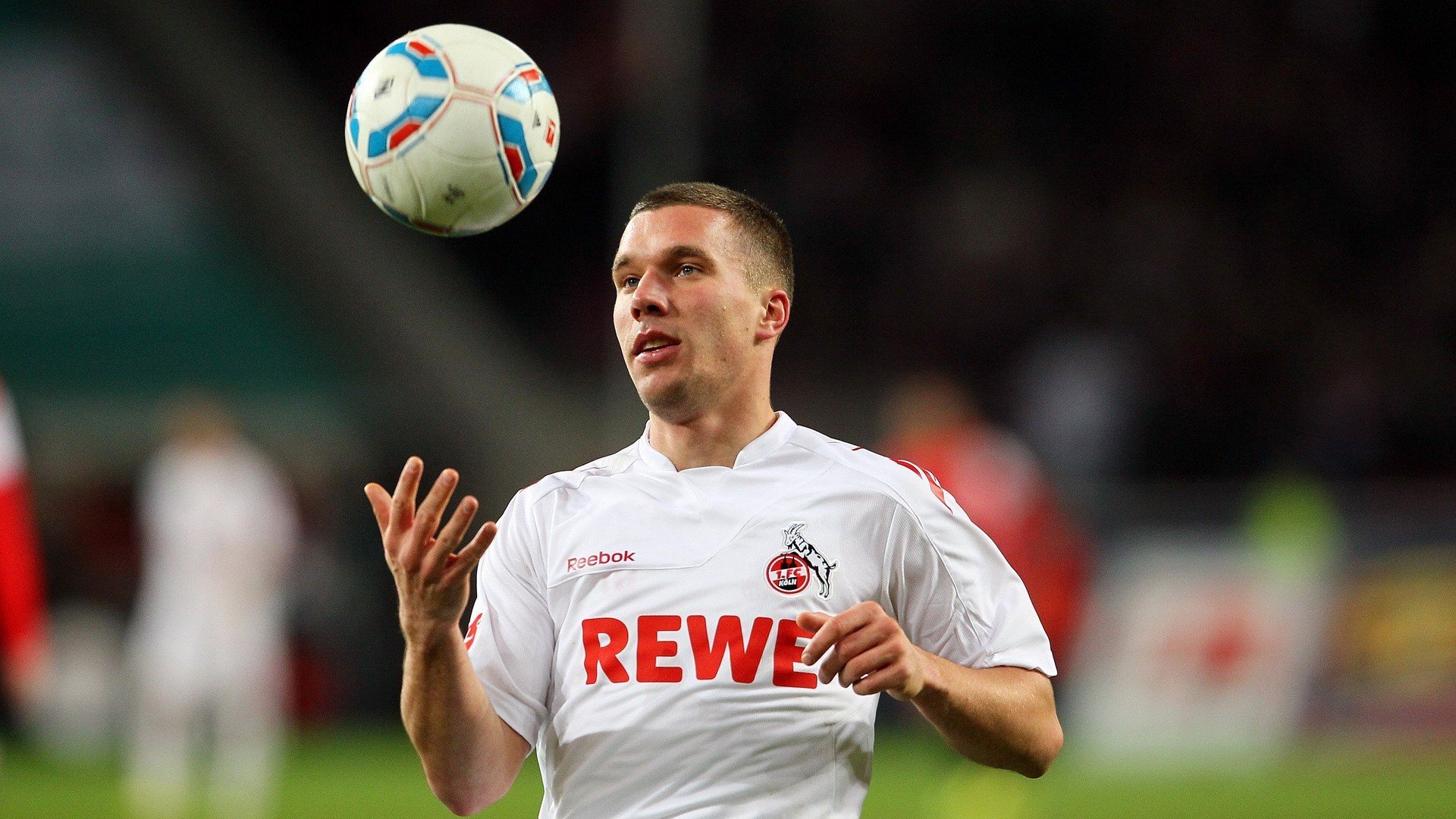 主力后卫频繁轮换是否影响整条防线默契,后卫改踢前锋的球星